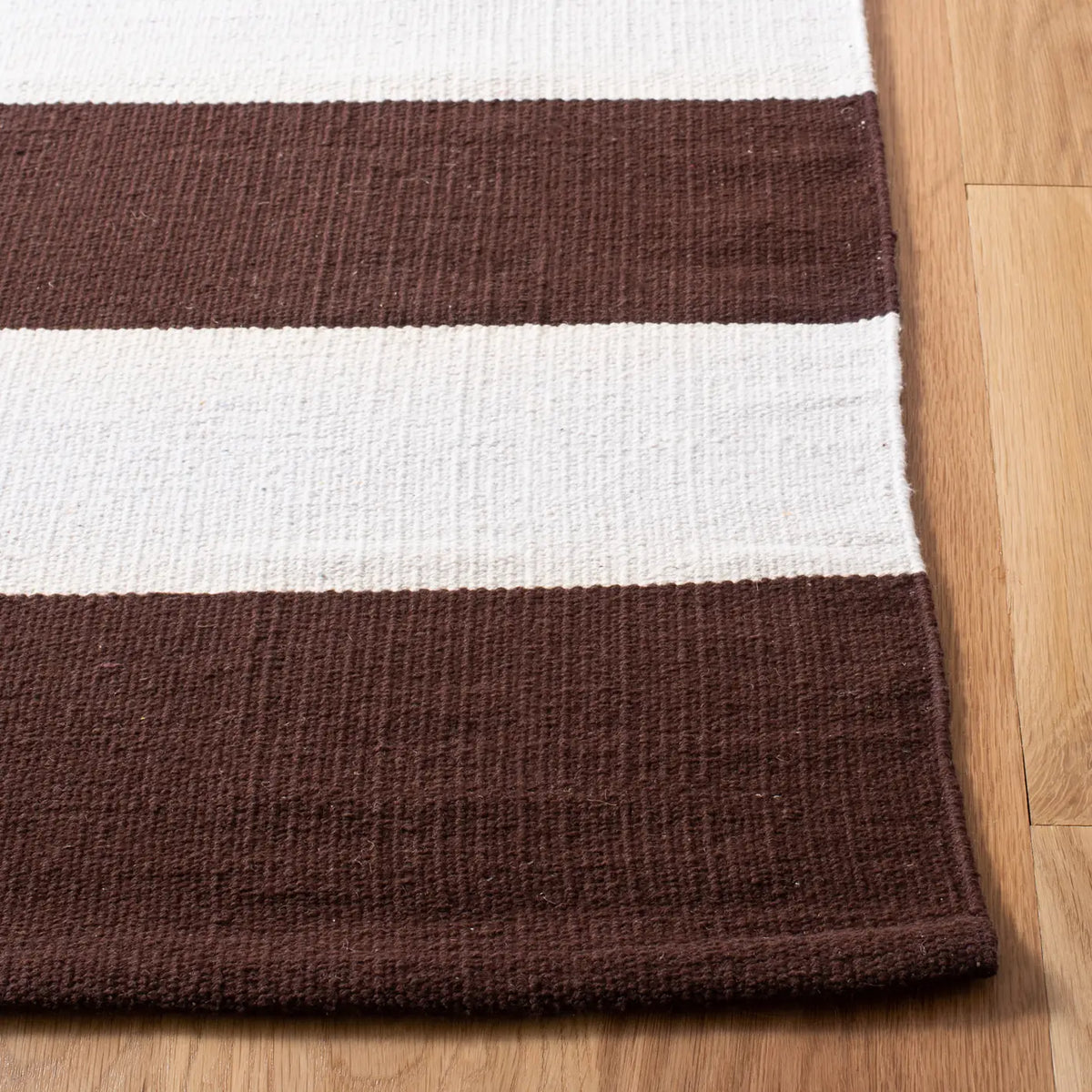 Safavieh Montauk 4'-0" x 6'-0" Rug in Chocolate / Ivory