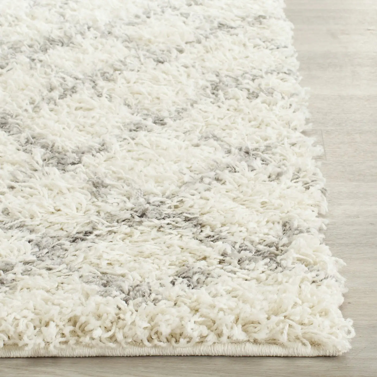 Safavieh Sgd-Dallas Shag 2'-3" x 10'-0" Rug in Ivory / Grey
