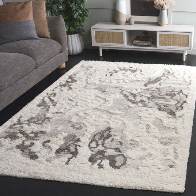 Safavieh Casablanca 4'-0" x 6'-0" Rug in Ivory / Taupe