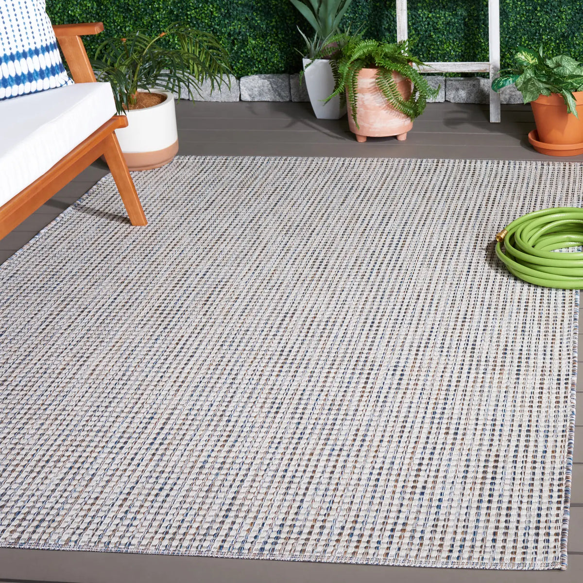 Safavieh Courtyard 4'-0" x 5'-7" Rug in Ivory / Beige Grey