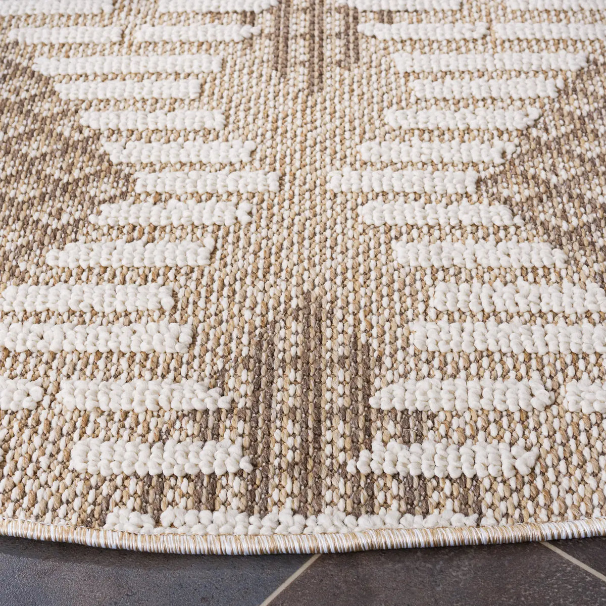 Safavieh Global 6'-7" x 6'-7" Rug in Beige / Ivory