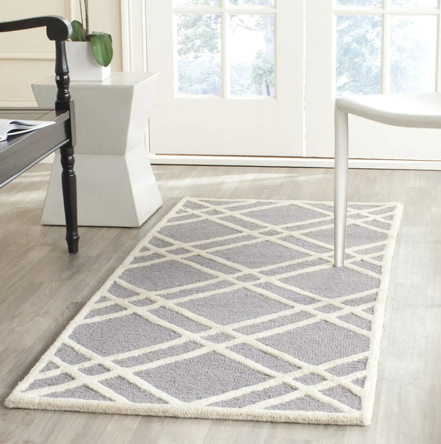 Safavieh Cambridge 2'-6" x 6'-0" Rug in Silver / Ivory
