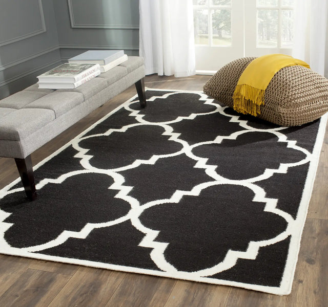 Safavieh Dhurries 4'-0" x 6'-0" Rug in Black / Ivory