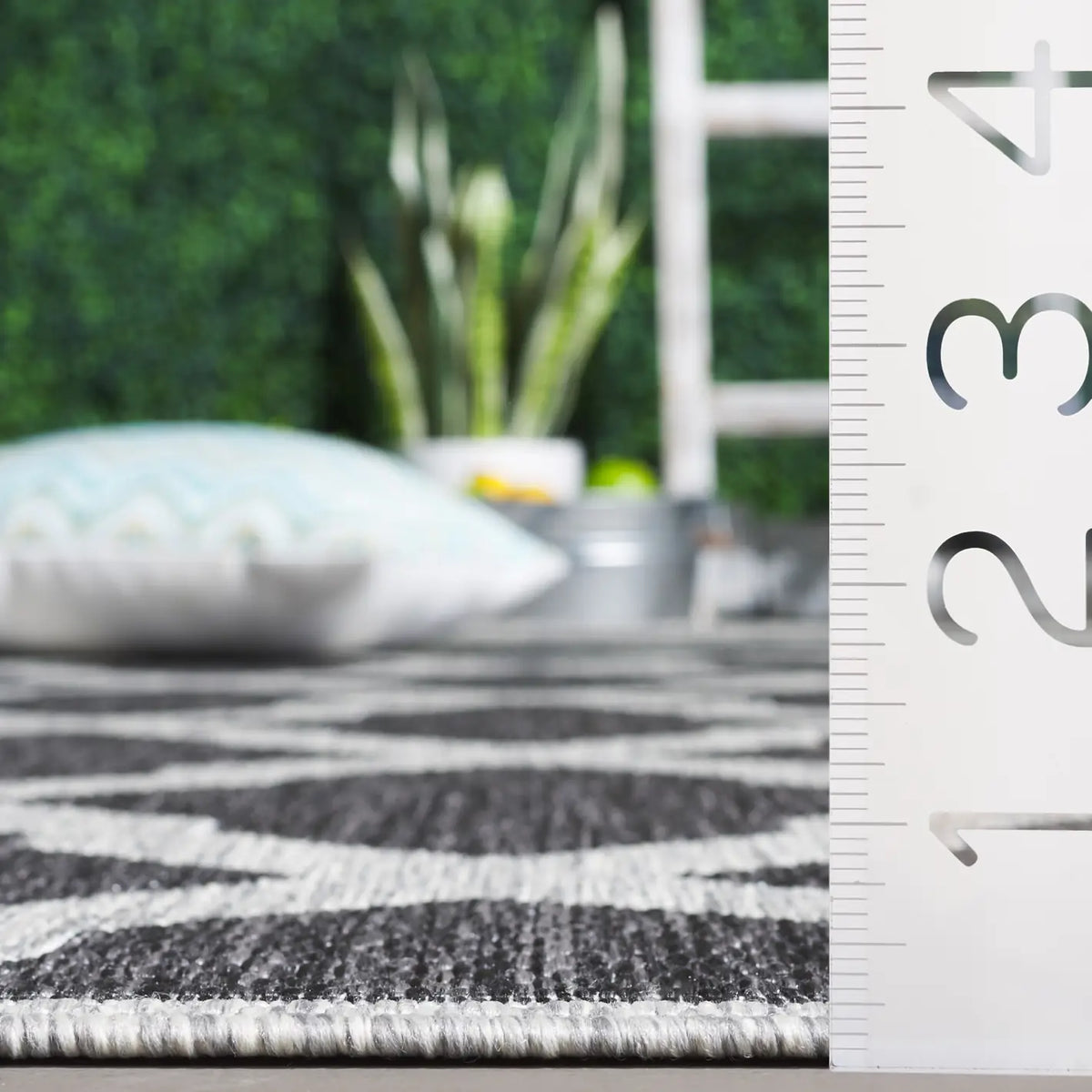 Safavieh Beach House 4'-0" x 6'-0" Rug in Charcoal / Grey
