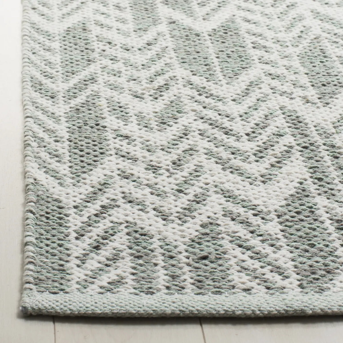 Safavieh Montauk 5'-0" x 8'-0" Rug in Light Green / Ivory