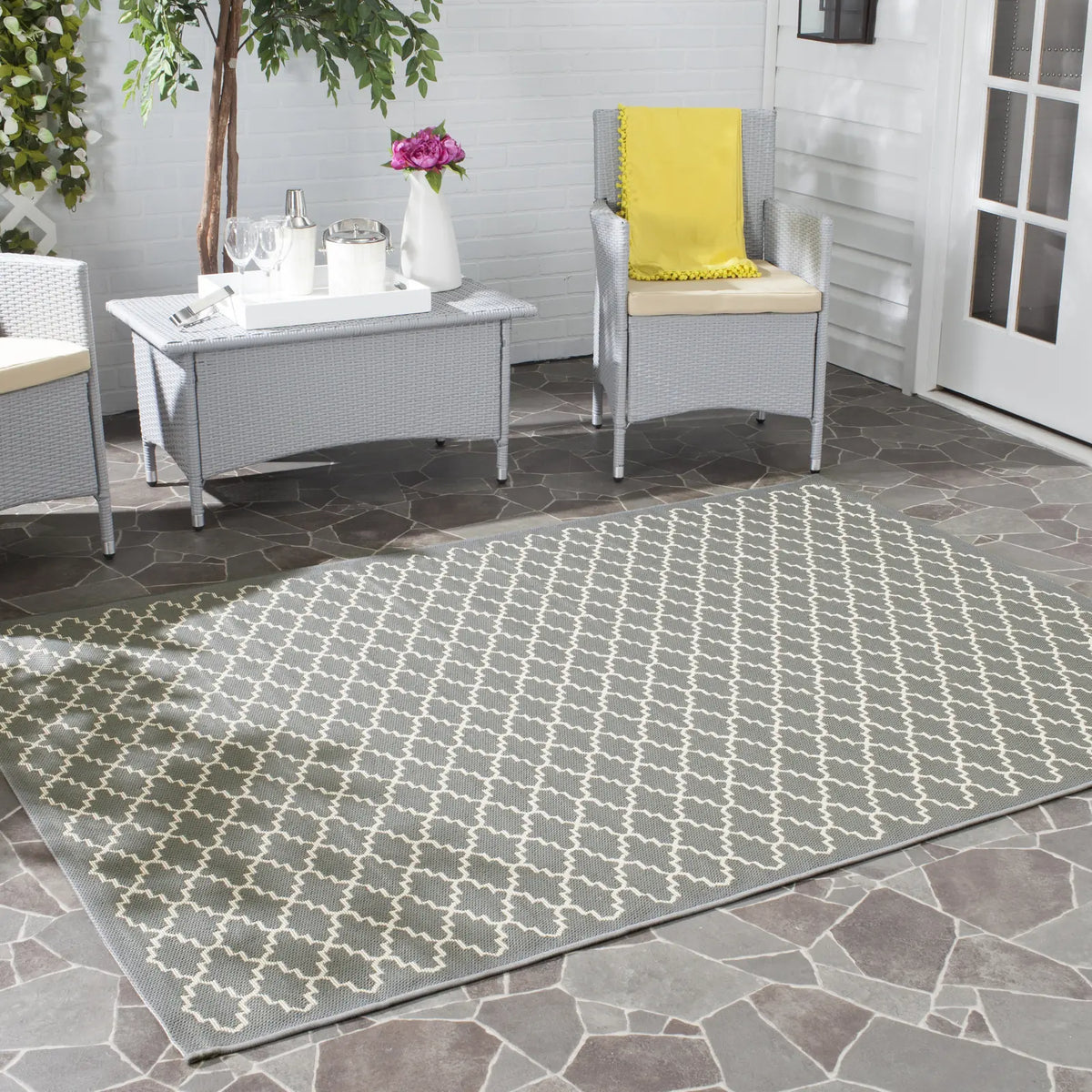 Safavieh Courtyard 4'-0" x 5'-7" Rug in Anthracite / Beige