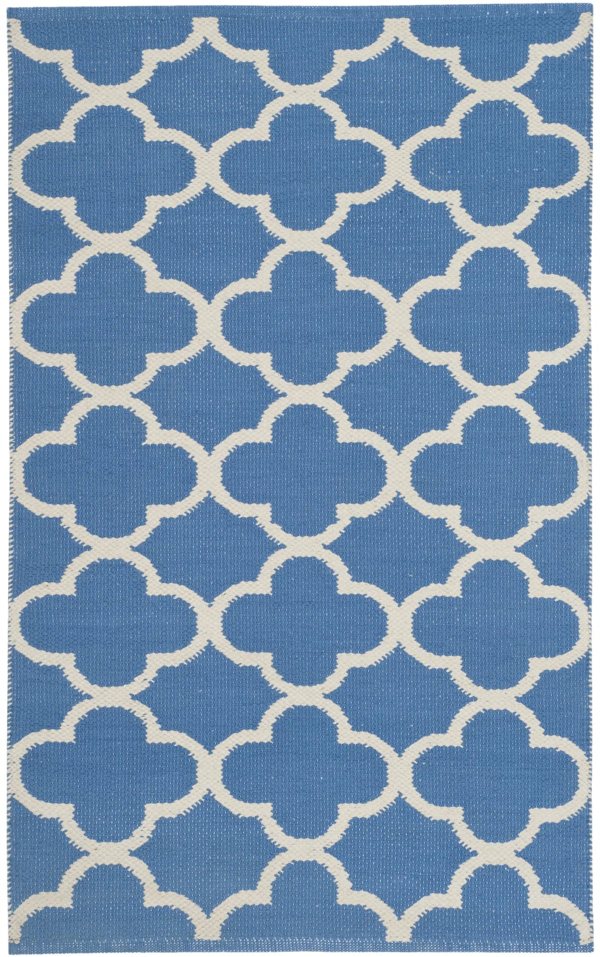 Safavieh Montauk 2'-6" x 4'-0" Rug in Blue / Ivory