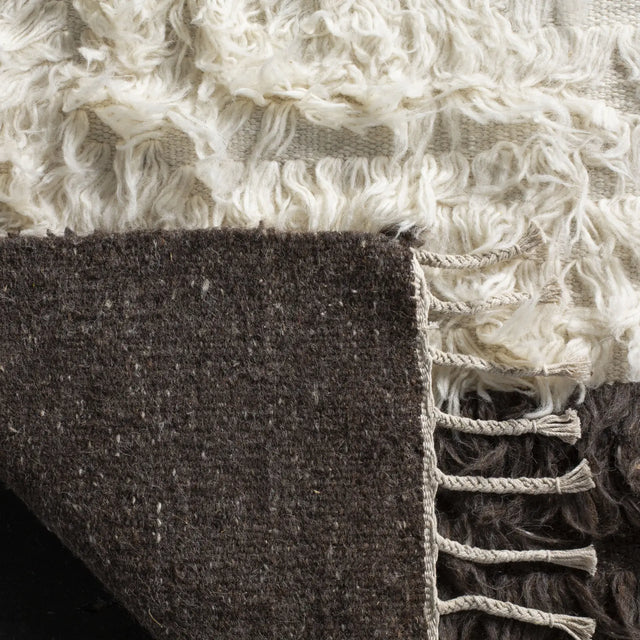 Safavieh Kenya 4'-0" x 6'-0" Rug in Ivory / Grey