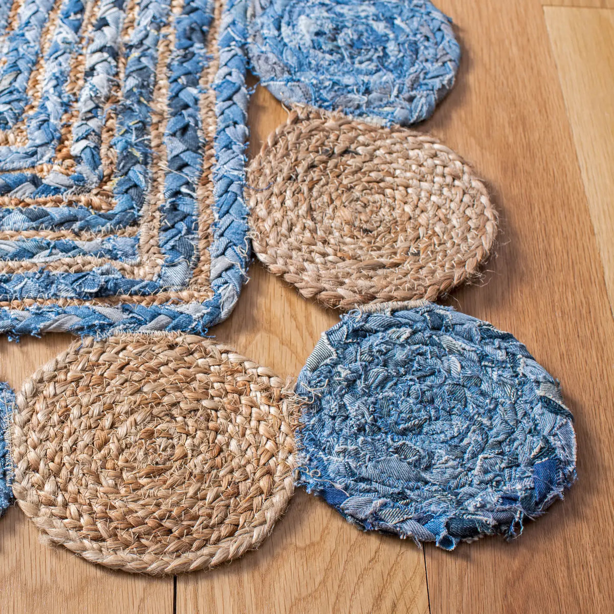 Safavieh Cape Cod 4'-0" x 6'-0" Rug in Blue / Beige