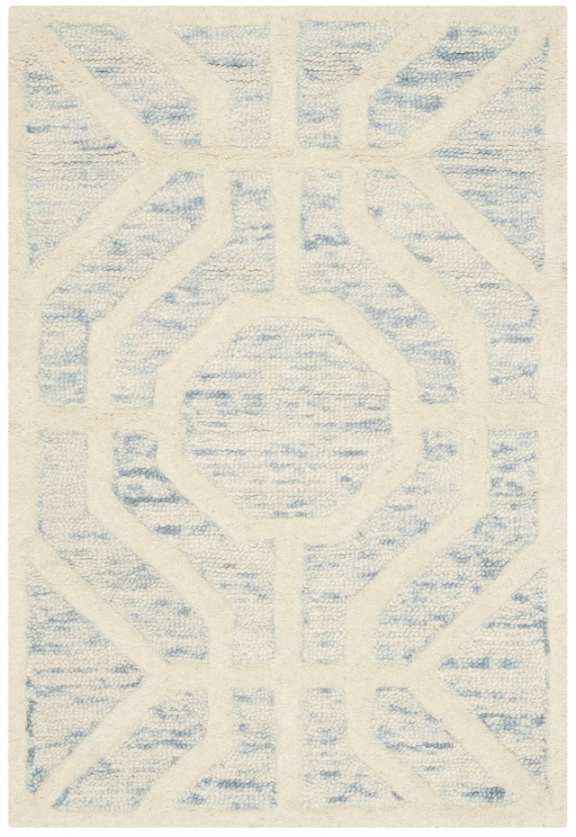 Safavieh Cambridge 2'-0" x 3'-0" Rug in Light Blue / Ivory