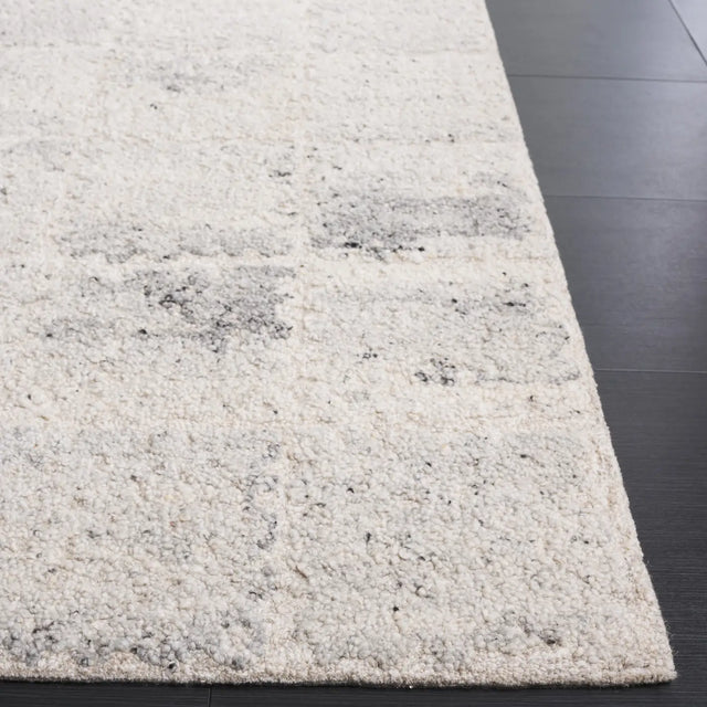 Safavieh Harvest 4'-0" x 6'-0" Rug in Silver / Grey