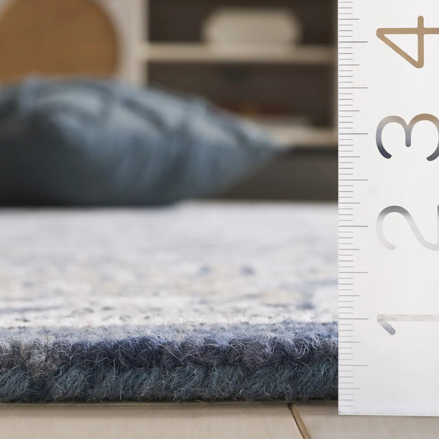 Safavieh Metro 4'-0" x 6'-0" Rug in Ivory / Grey