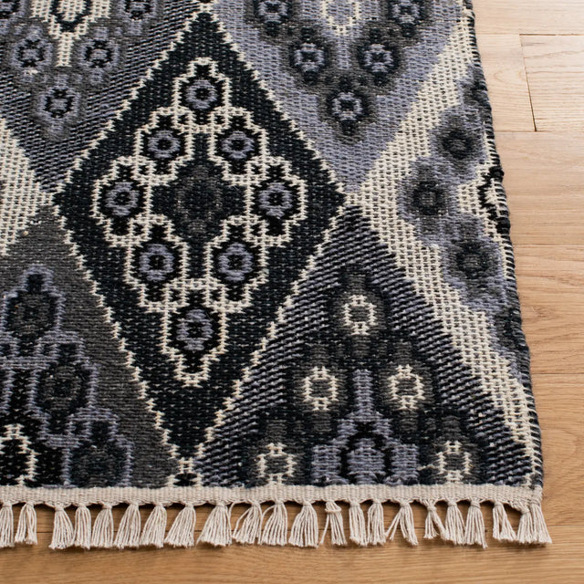 Safavieh Kilim 4'-0" x 6'-0" Rug in Black / Grey