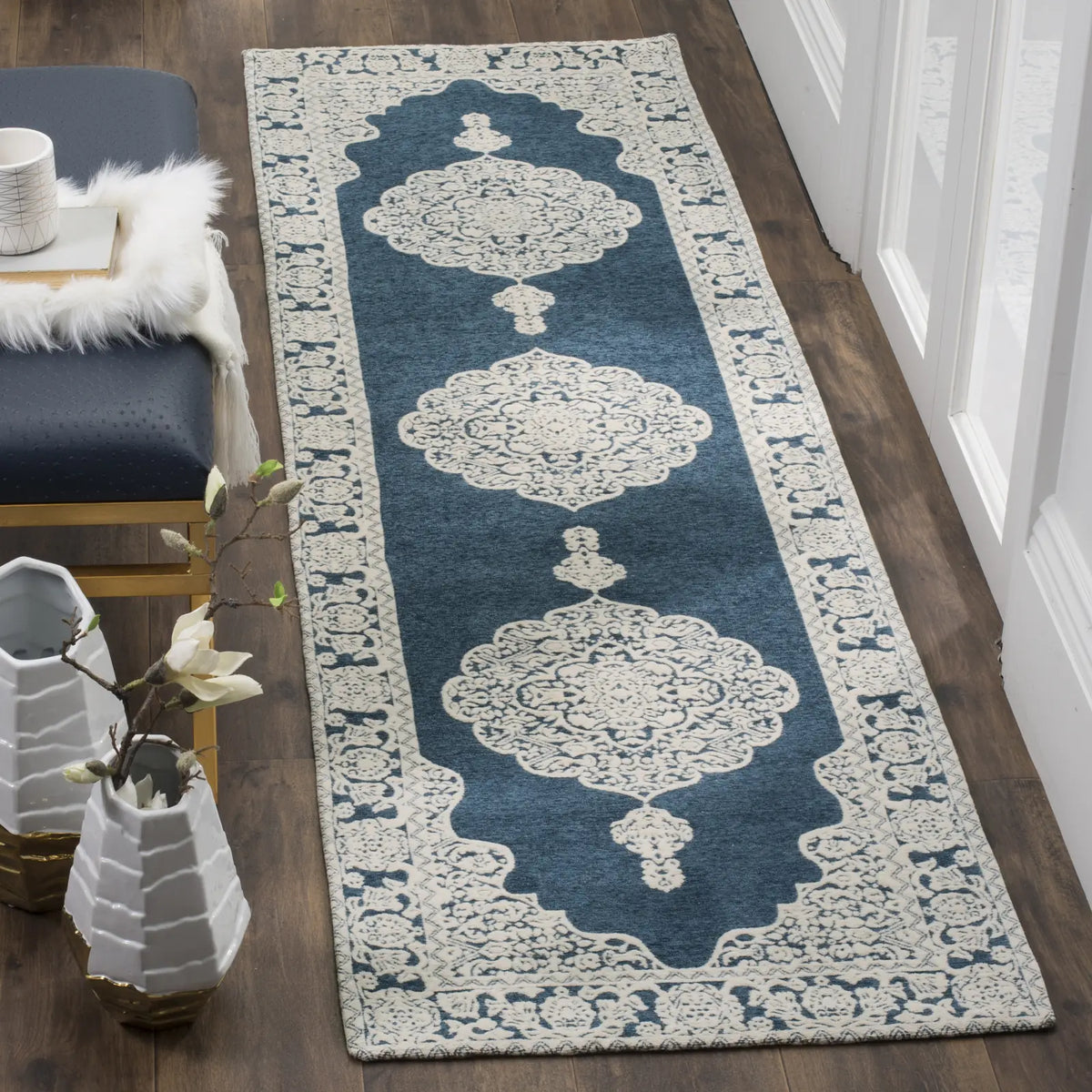 Safavieh Marbella 2'-3" x 6'-0" Rug in Dark Blue / Ivory