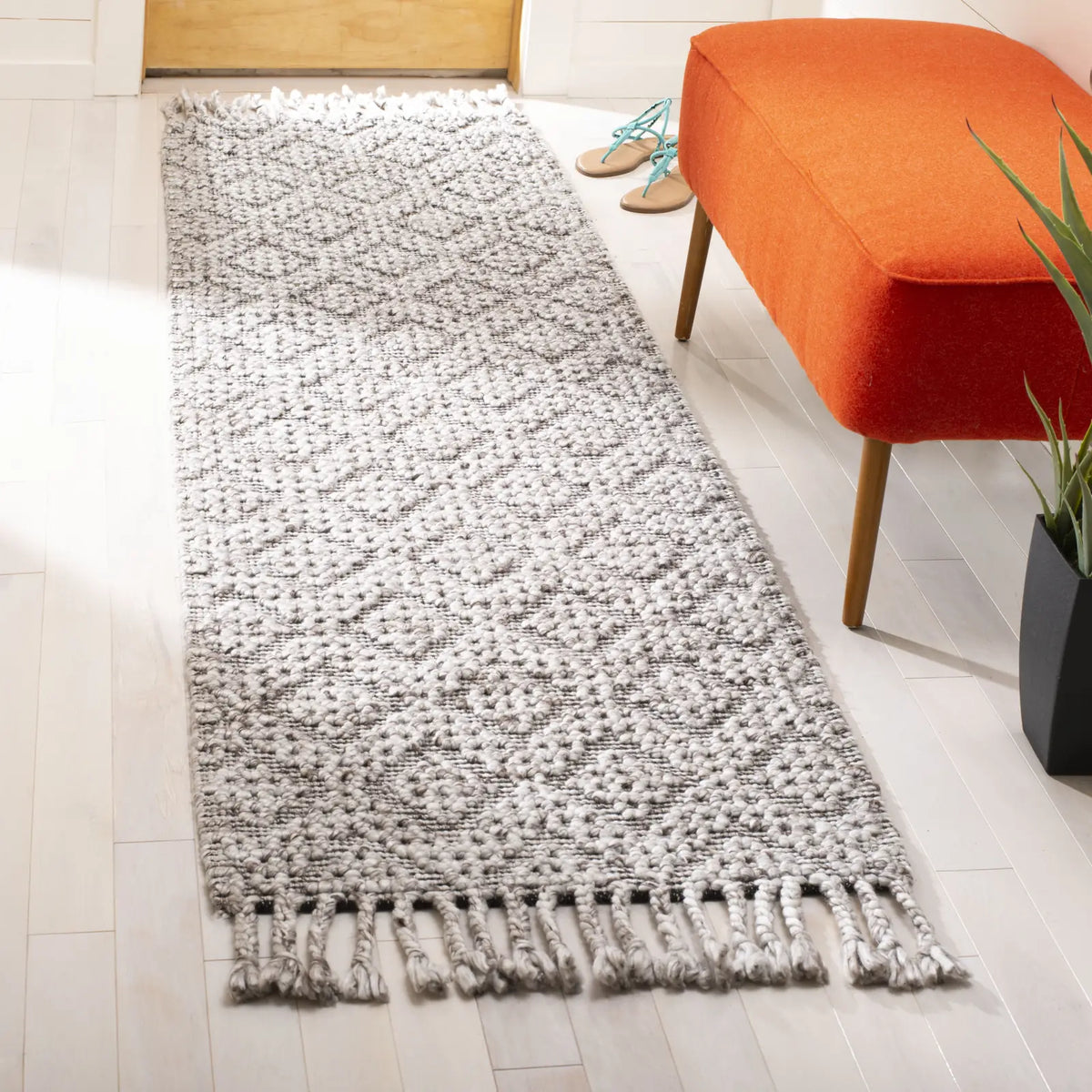 Safavieh Natura 2'-3" x 8'-0" Rug in Charcoal