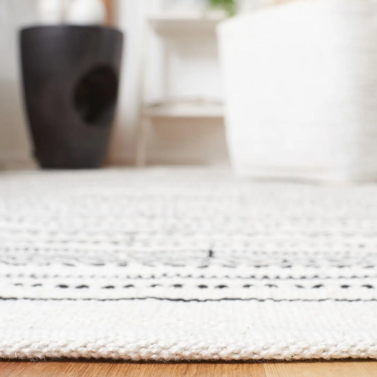 Safavieh Kilim 4'-0" x 6'-0" Rug in Ivory / Black