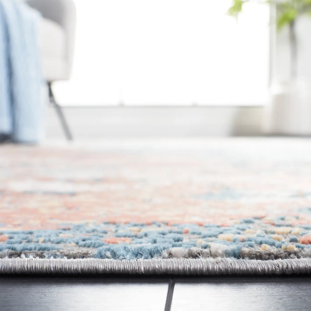 Safavieh Vogue 4'-0" x 6'-0" Rug in Ivory / Blue Rust