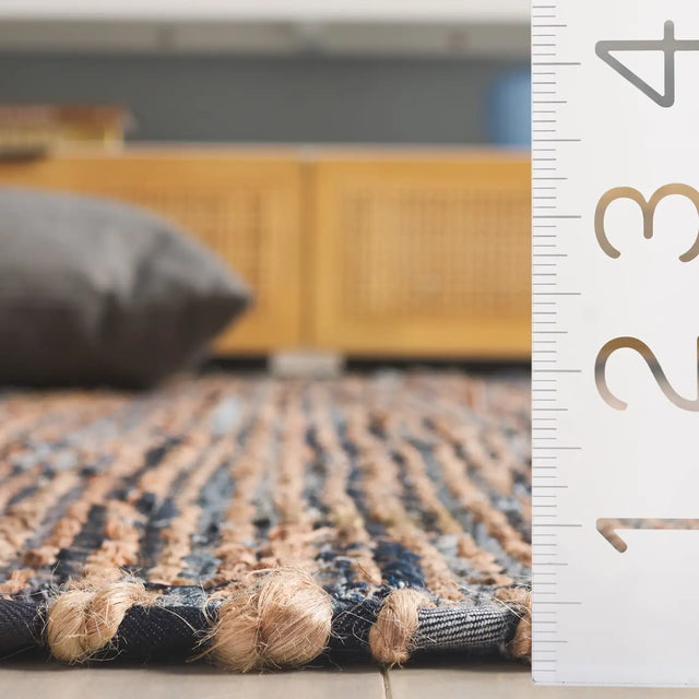 Safavieh Cape Cod 4'-0" x 6'-0" Rug in Navy / Beige