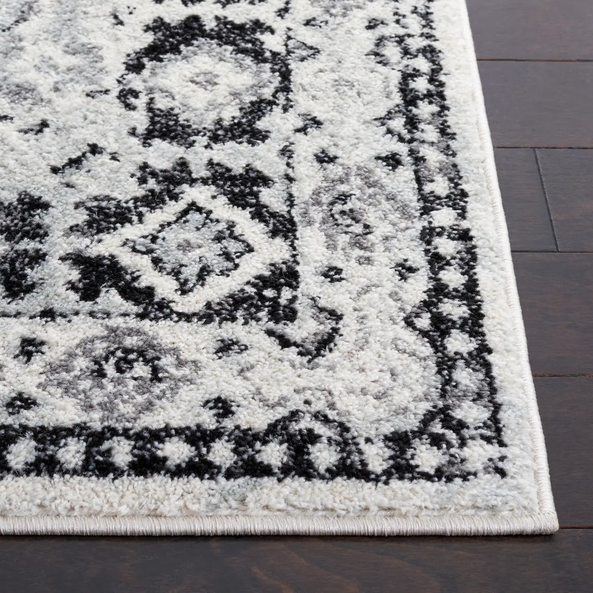 Safavieh Tulum 4'-0" x 6'-0" Rug in Ivory / Black
