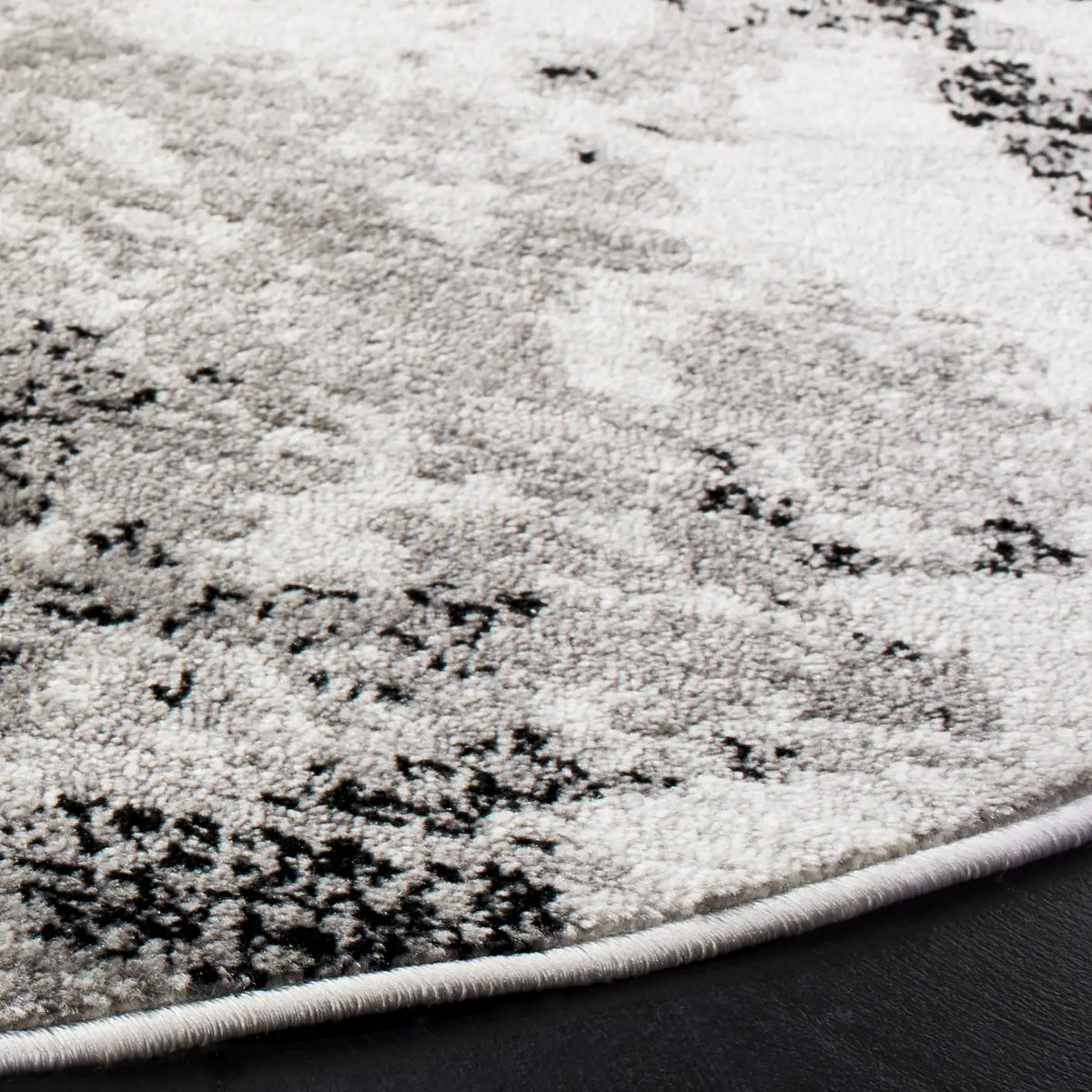 Safavieh Skyler 6'-7" x 6'-7" Rug in Grey / Ivory