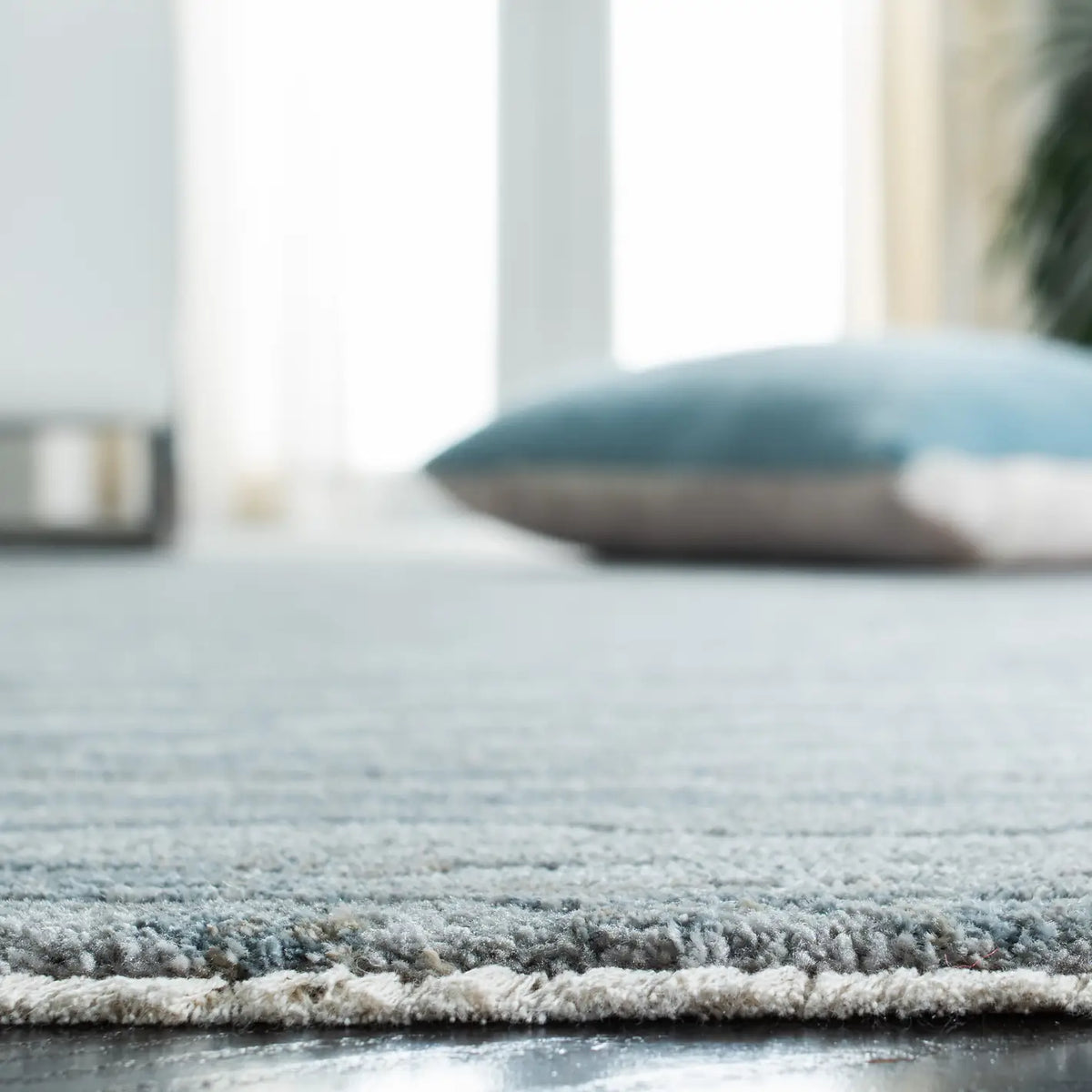 Safavieh Valencia 4'-0" x 6'-2" Rug in Light Grey / Blue