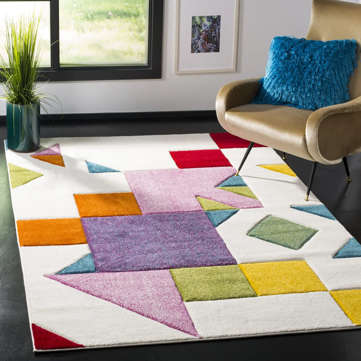 Safavieh Hollywood 4'-0" x 6'-0" Rug in Ivory / Rose