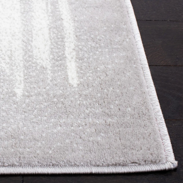 Safavieh Skyler 4'-0" x 6'-0" Rug in Grey / Ivory