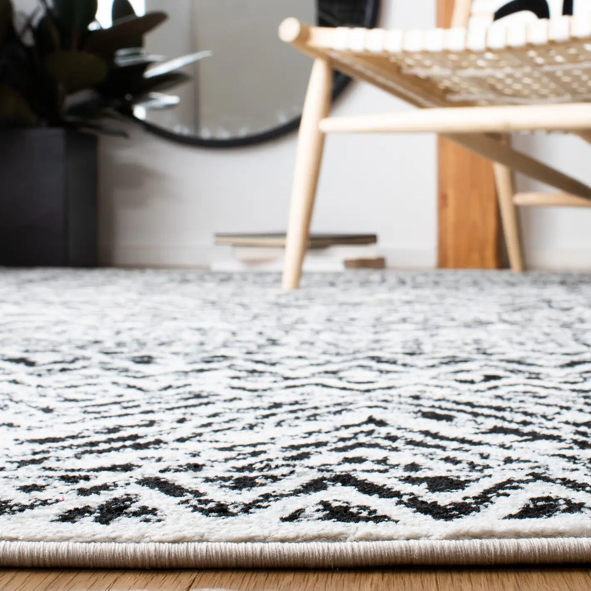 Safavieh Mercer 4'-0" x 6'-0" Rug in Ivory / Charcoal
