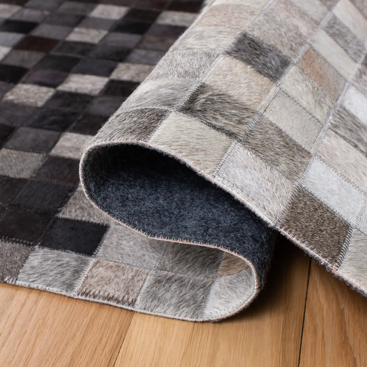 Safavieh Studio Leather 4'-0" x 6'-0" Rug in Ivory / Black