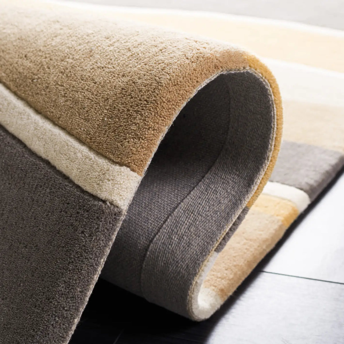 Safavieh Soho 5'-0" x 8'-0" Rug in Grey / Gold