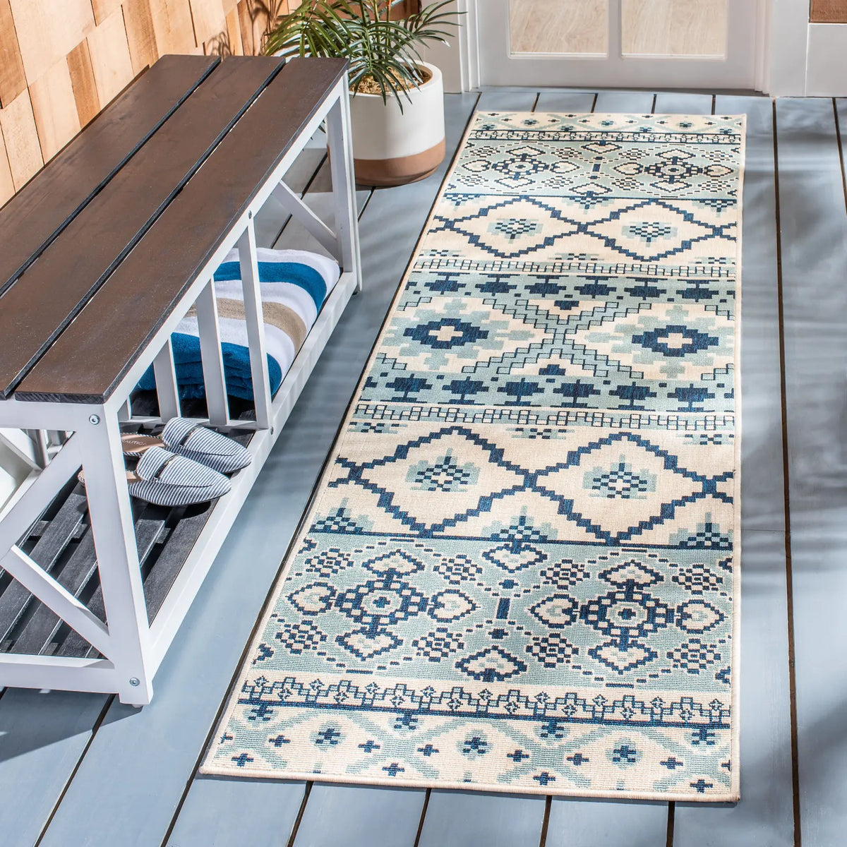 Safavieh Veranda 2'-3" x 8'-0" Rug in Turquoise / Blue