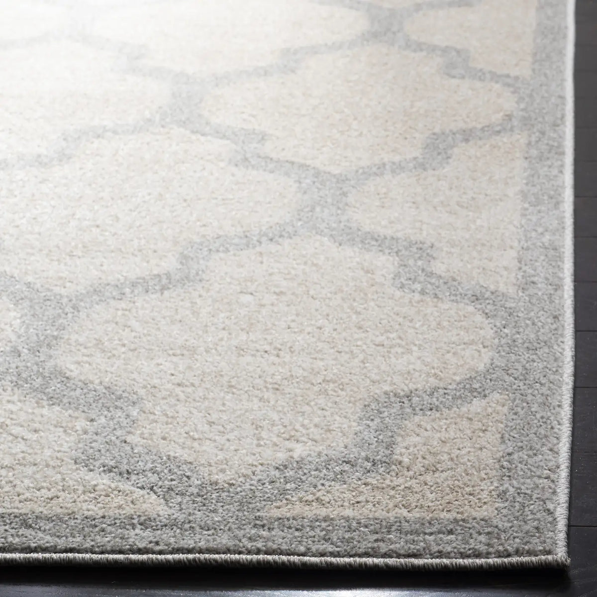 Safavieh Amherst 5'-3" x 8'-0" Rug in Beige / Light Grey