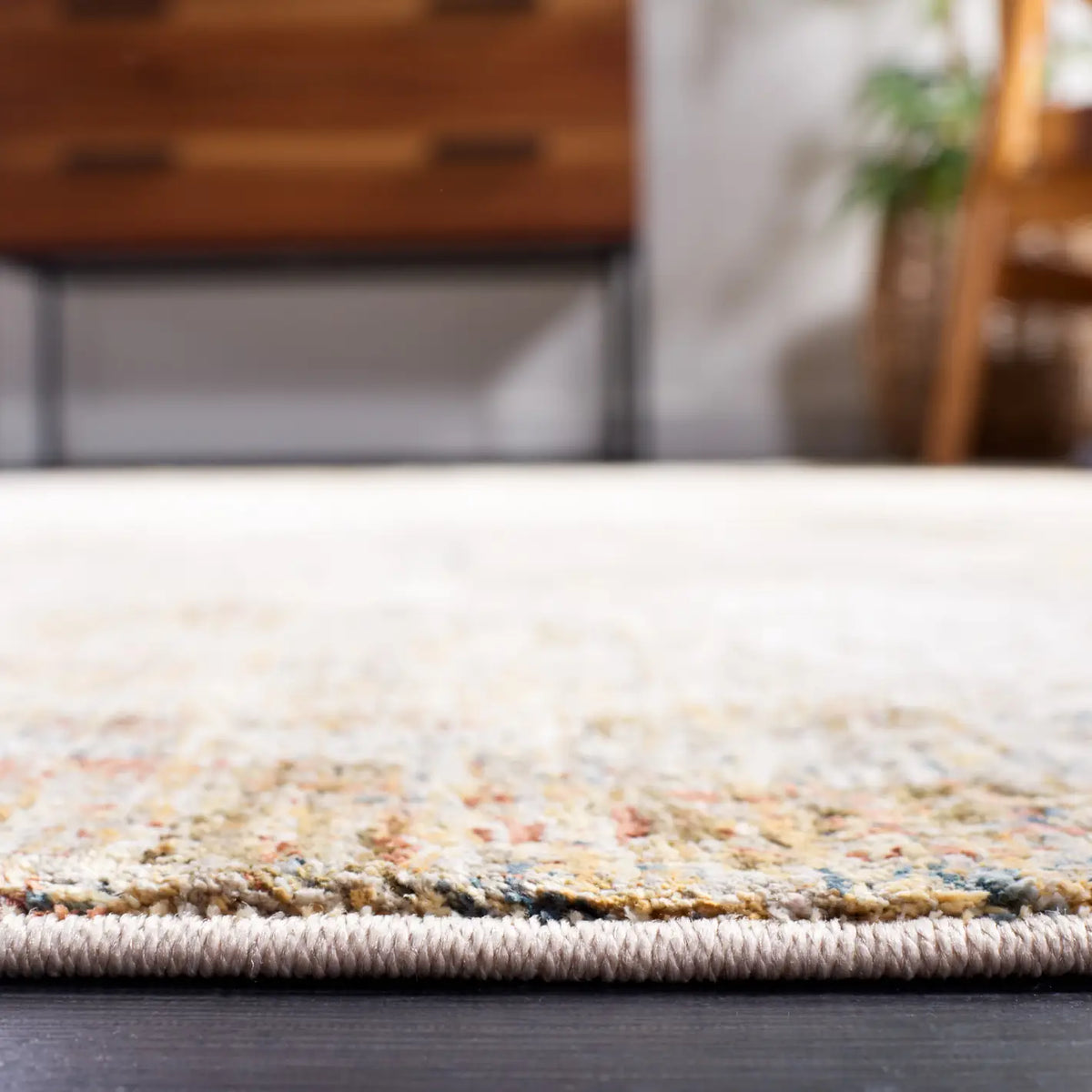 Safavieh Silverado 4'-0" x 6'-0" Rug in Ivory / Gold