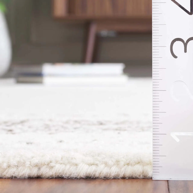 Safavieh Kenya 4'-0" x 6'-0" Rug in Ivory