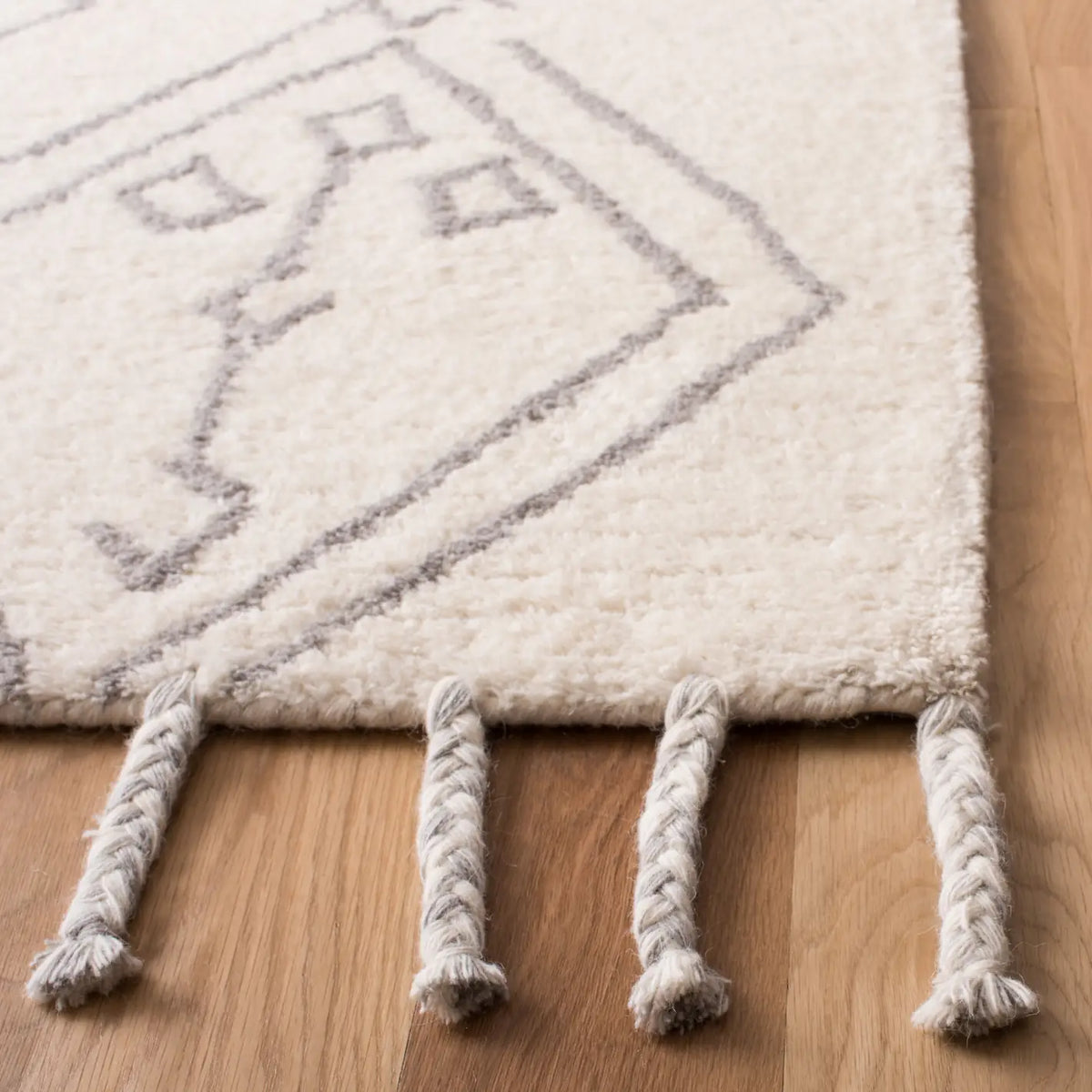 Safavieh Casablanca 5'-0" x 8'-0" Rug in Ivory / Silver