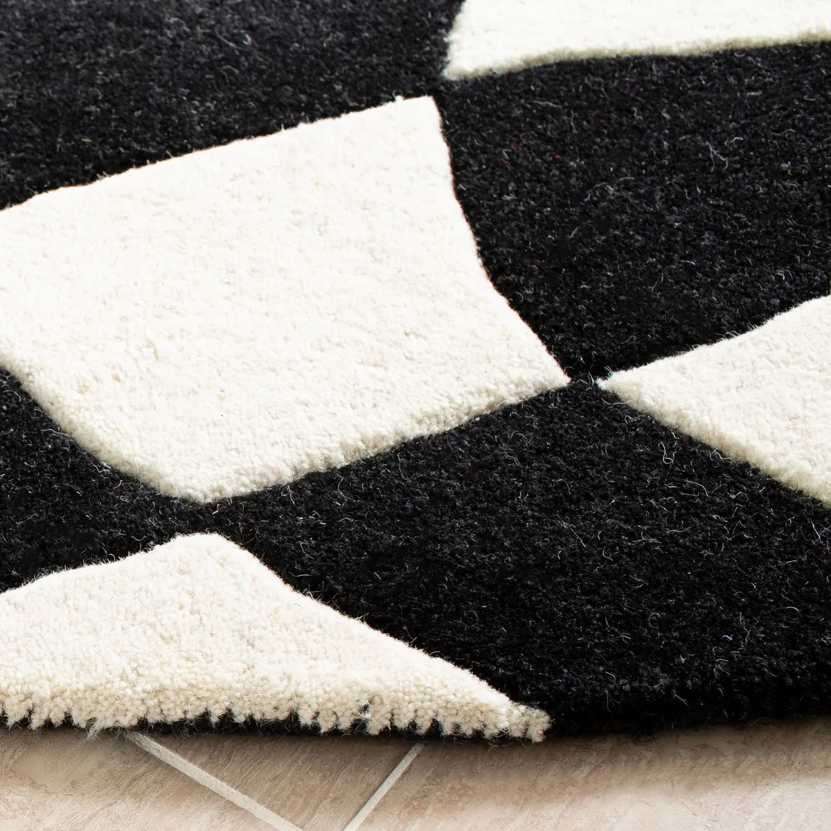 Safavieh Soho 6'-0" x 6'-0" Rug in Black / Ivory