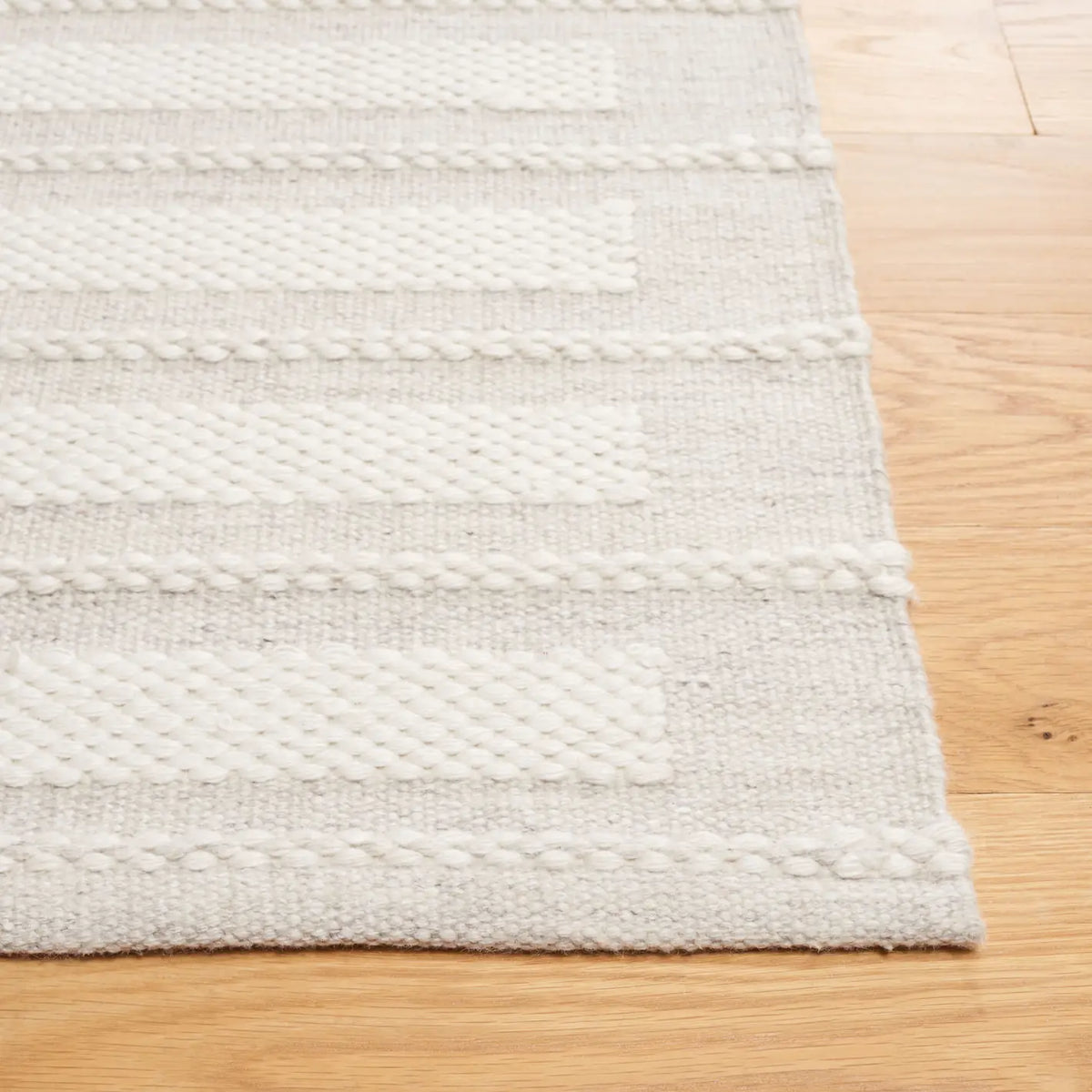 Safavieh Kilim 4'-0" x 6'-0" Rug in Grey / Ivory
