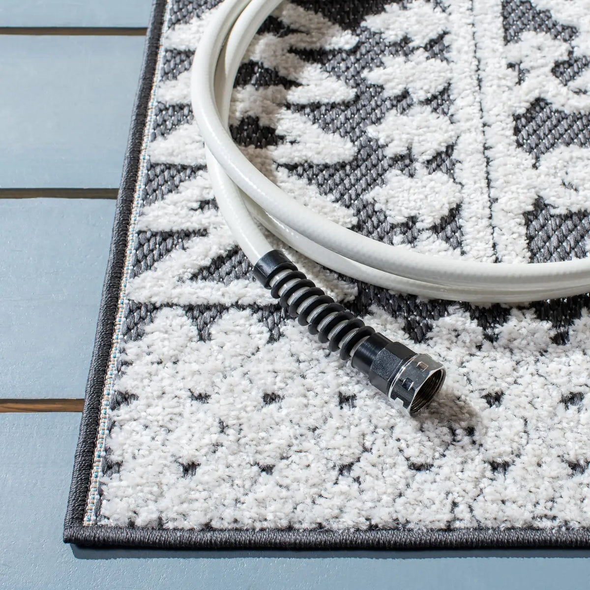 Safavieh Cabana 4'-5" x 6'-5" Rug in Ivory / Grey