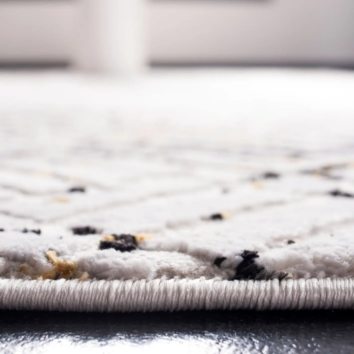 Safavieh Amalfi 4'-0" x 6'-0" Rug in Cream / Charcoal
