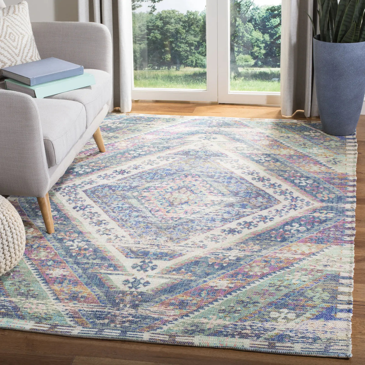 Safavieh Saffron 4'-0" x 6'-0" Rug in Royal Blue / Fuchsia
