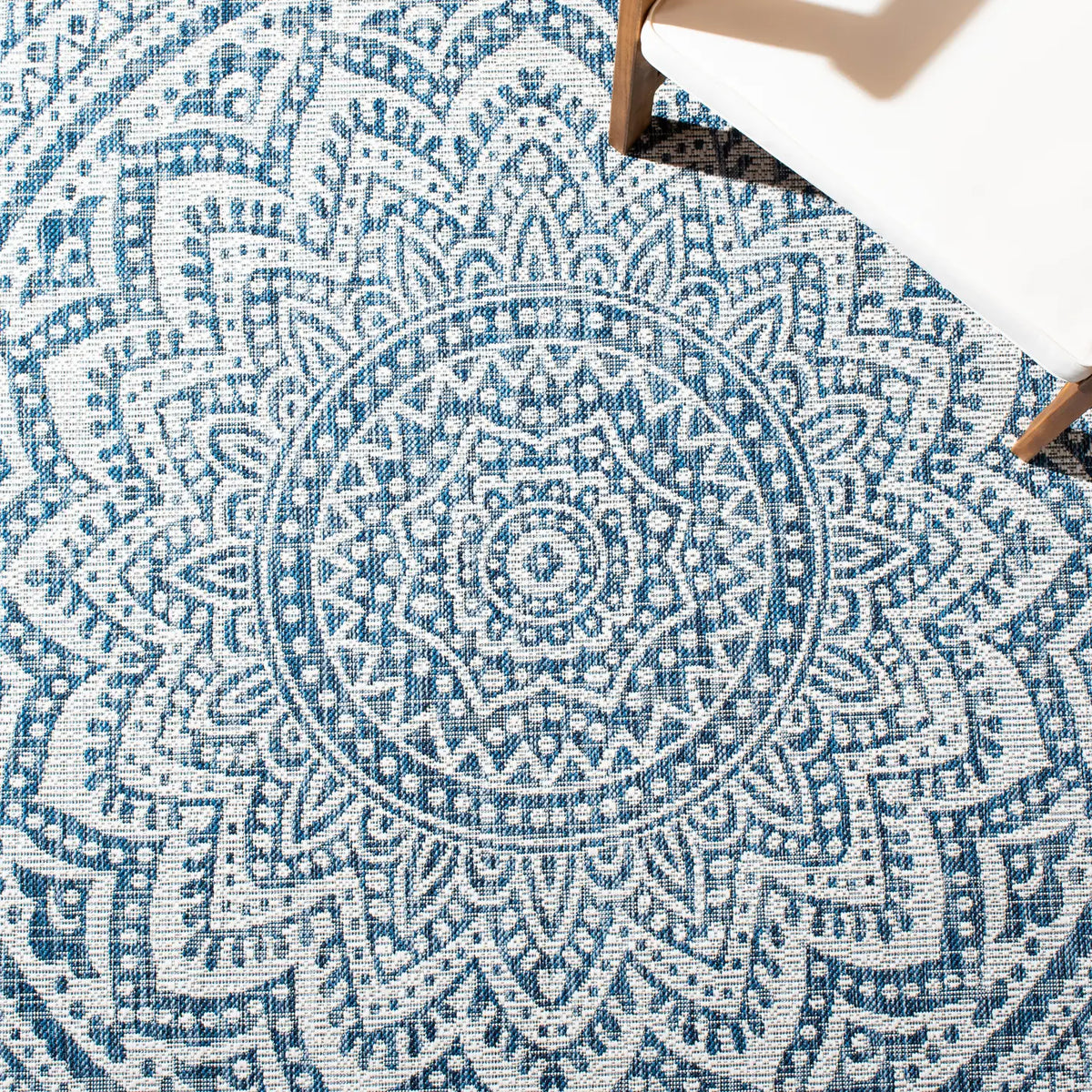 Safavieh Courtyard 4'-0" x 5'-7" Rug in Ivory / Navy