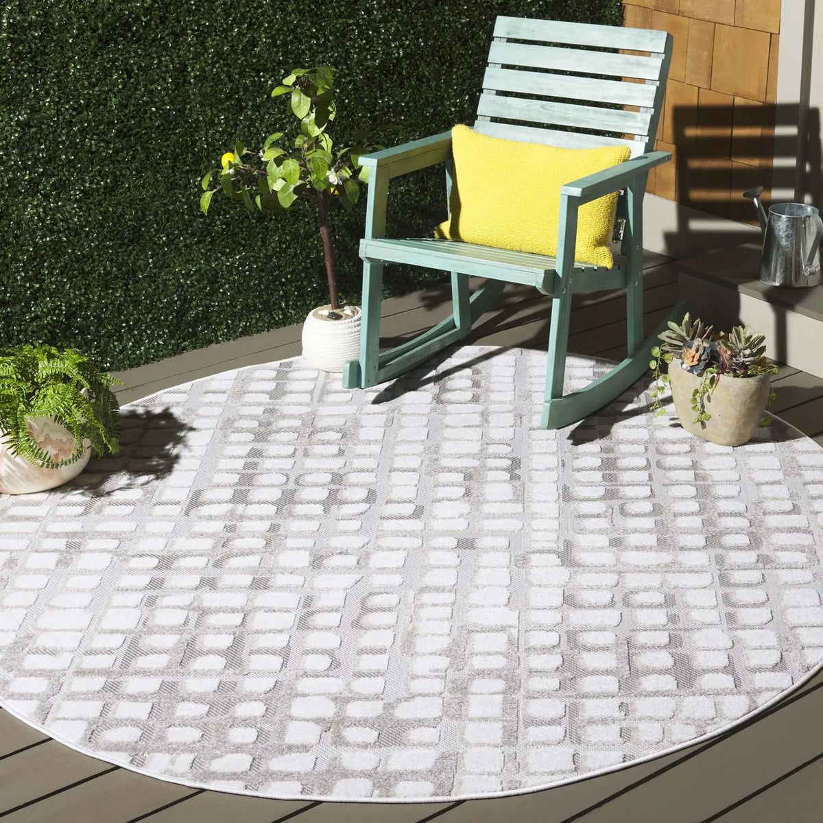 Safavieh Stella 6'-7" x 6'-7" Rug in Ivory / Beige