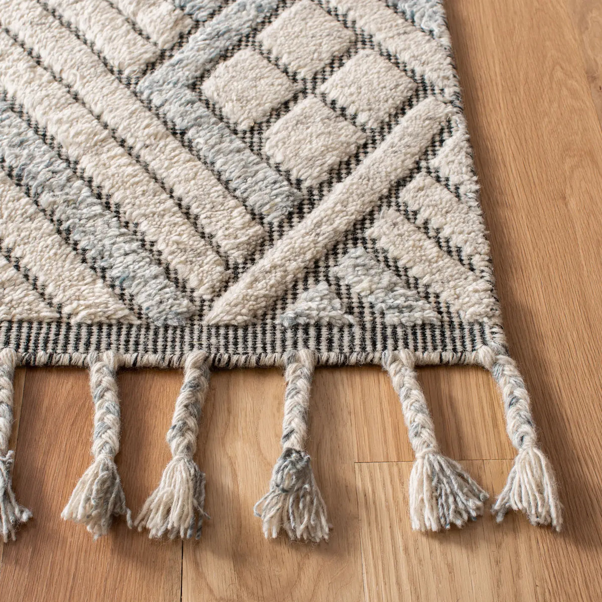Safavieh Casablanca 5'-0" x 8'-0" Rug in Grey / Ivory
