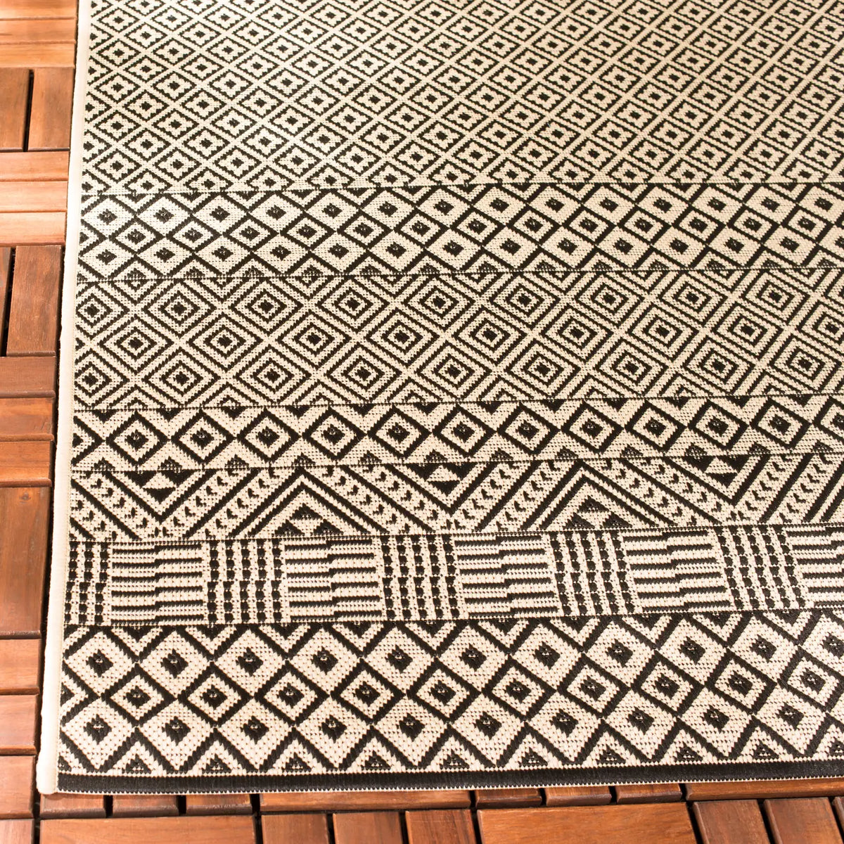 Safavieh Courtyard 4'-0" x 5'-7" Rug in Beige / Black
