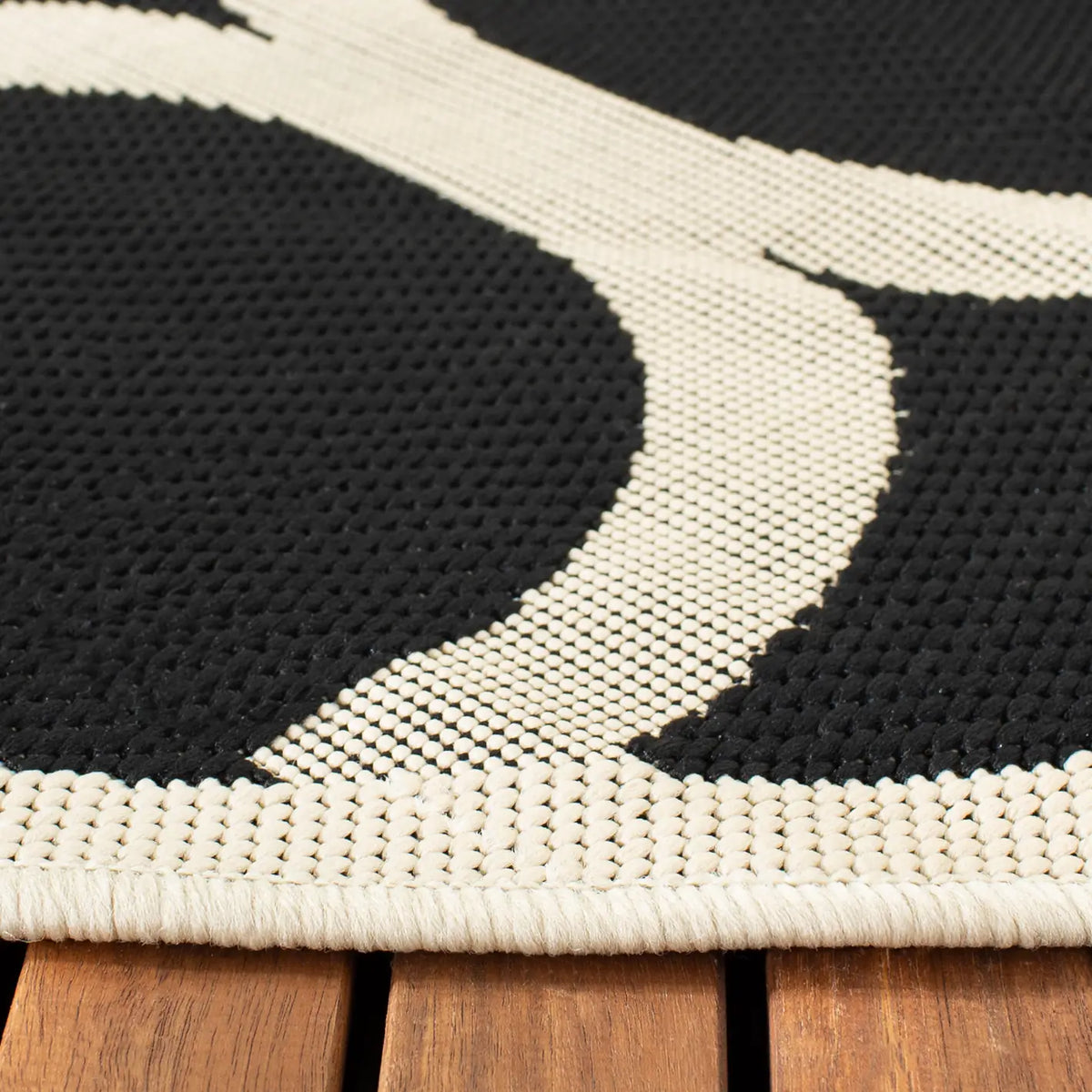 Safavieh Courtyard 5'-3" x 5'-3" Rug in Black / Beige