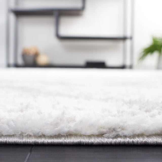 Safavieh Berber Shag 4'-5" x 6'-5" Rug in Grey / Ivory