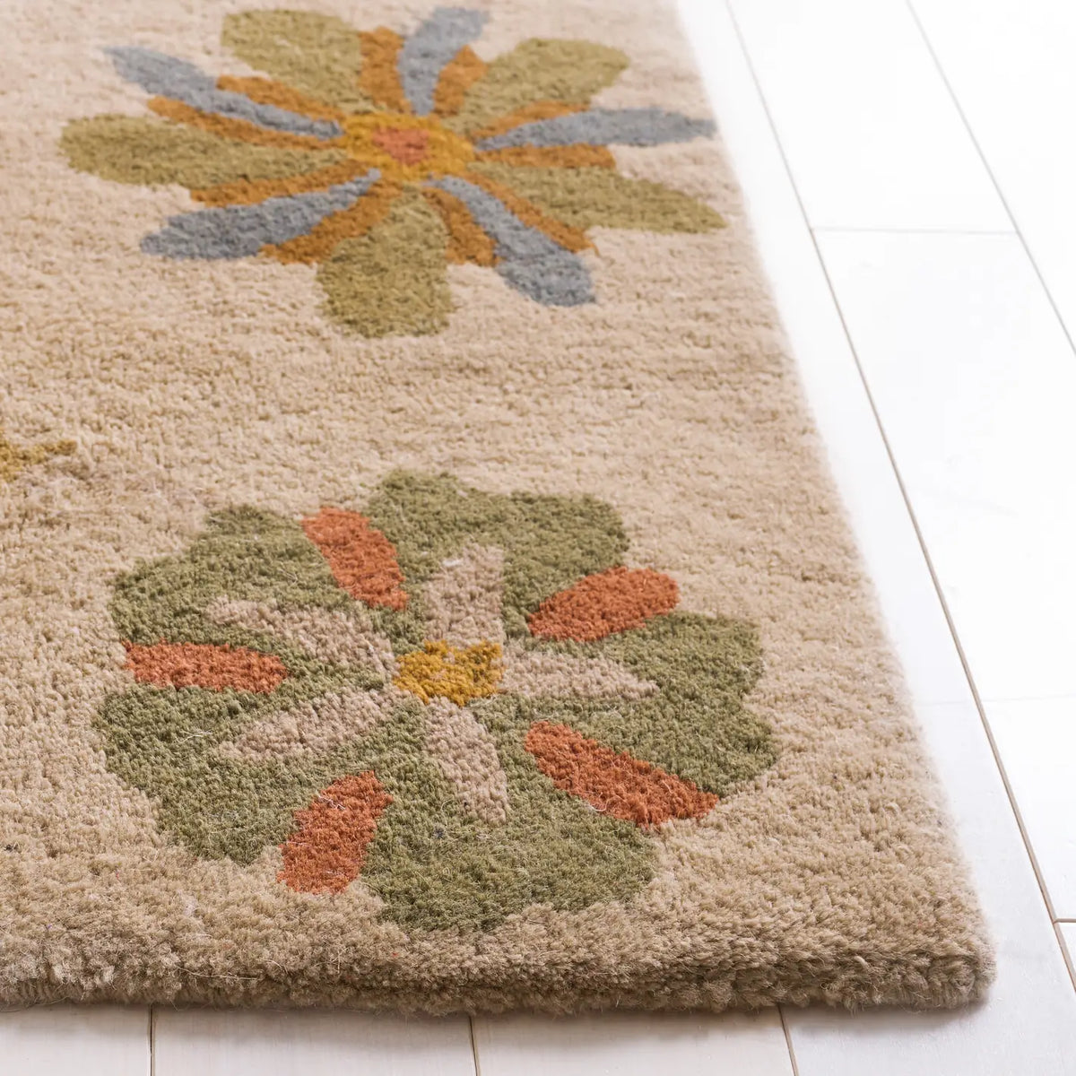 Safavieh Soho 6'-0" x 9'-0" Rug in Ivory / Sage