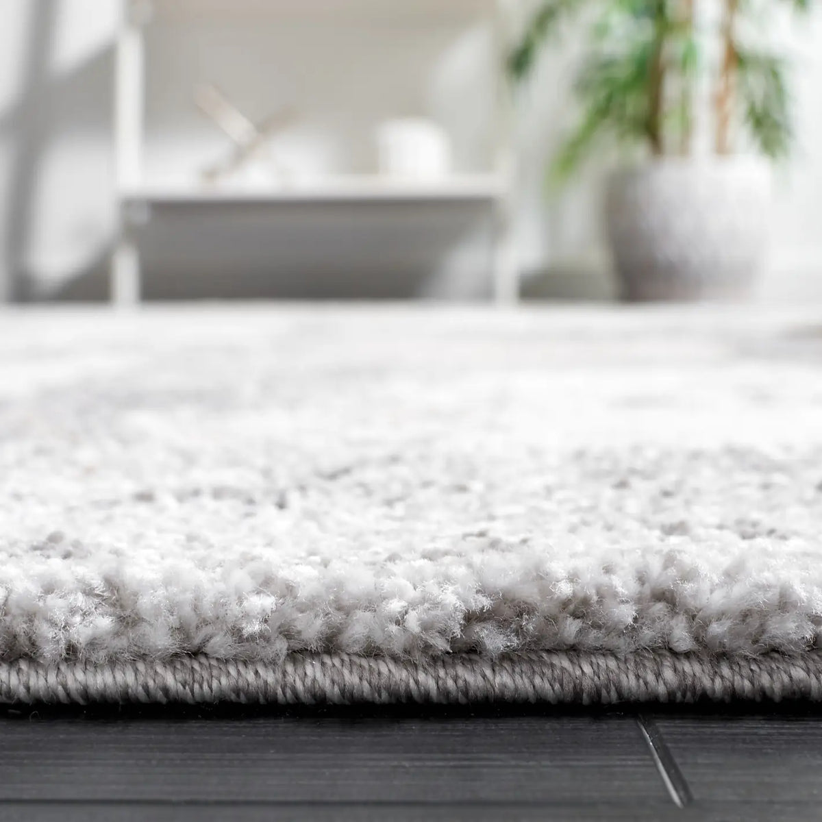 Safavieh Century 300 4'-5" x 6'-5" Rug in Beige / Grey