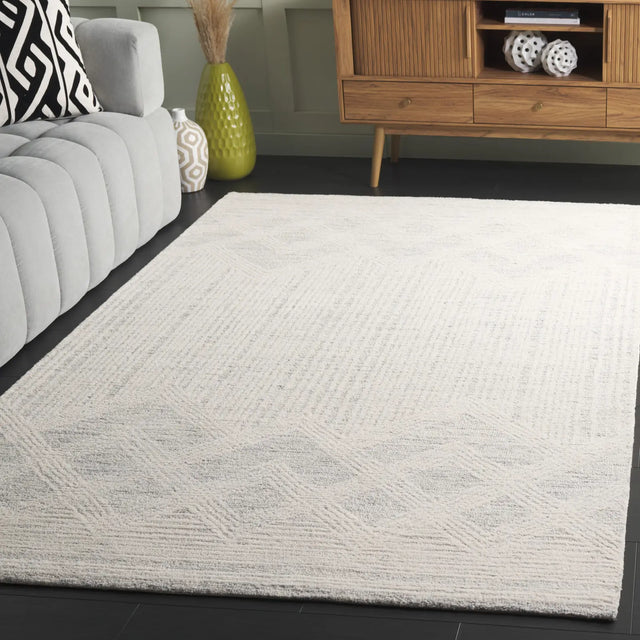 Safavieh Pine 4'-0" x 6'-0" Rug in Light Grey / Ivory