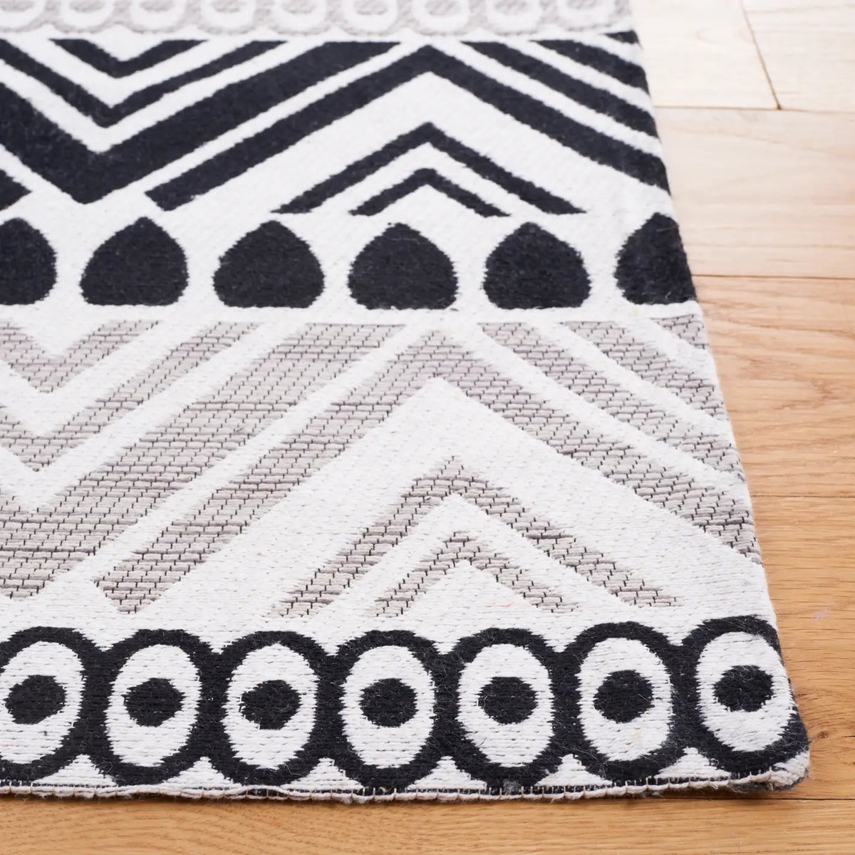 Safavieh Marbella 4'-0" x 6'-0" Rug in Black